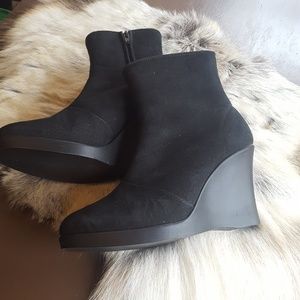 Zip up Black wedge fur lined boots booties 7 1/2